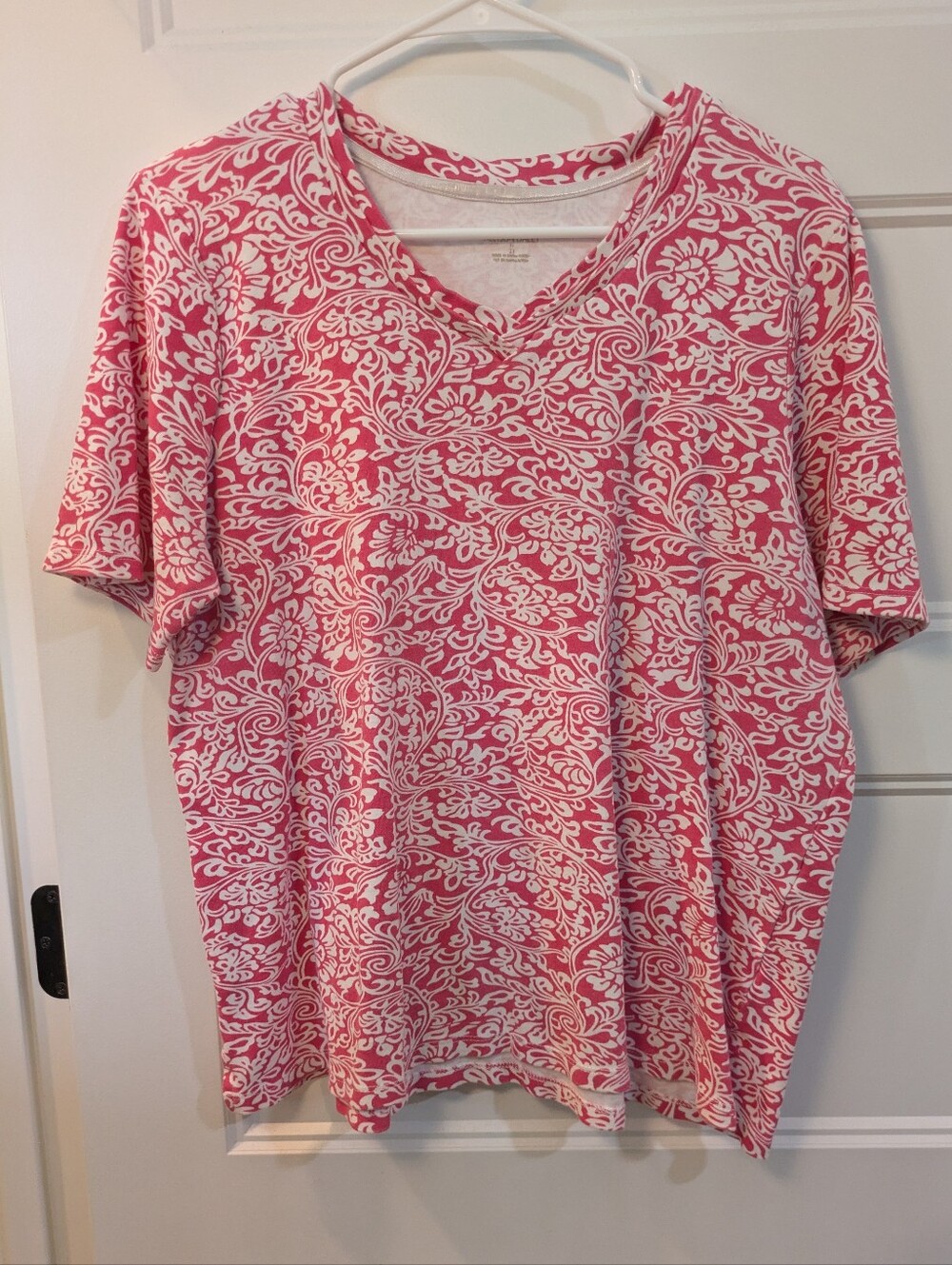🔴 3/$15 Allison Daley Pink and White Floral V-Neck Short Sleeve Top